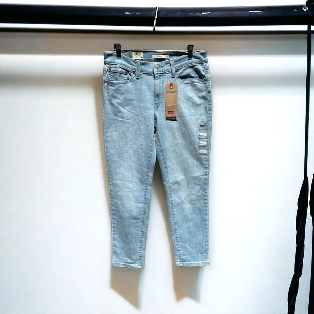 🌻NEW (w/tags) Levi's Light Wash Boyfriend Jeans Women's Size 4 or 27